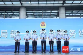 警务工作再添新利器 海口公安民警人手一部新一代移动警务终端图片