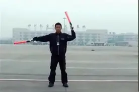 “飞机拜拜员”走红，网友：被可爱到了图片