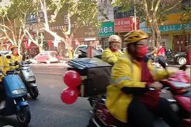 骑手用66辆外卖车迎娶新娘，亲属：他俩是同事，接亲10来里路图片