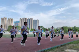 长沙90后美女体育老师带学生玩转花样跳绳，网友惊呼“太酷了”图片