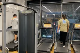 再晚也能“撸铁”，24小时健身房成白领新选择图片