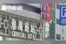 女子被撞受伤！宠物狗守护主人，并跳上担架陪伴图片