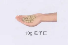 吃 1 把瓜子=喝 1 勺油？爱嗑瓜子的人，最好先搞清这 4 件事图片