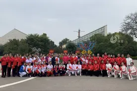 健身广场舞“快闪”活动 唱响《我和我的祖国》图片