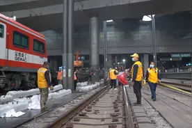 新华全媒+｜抢抓“天窗”时间 铁路换枕用上“机器臂”图片