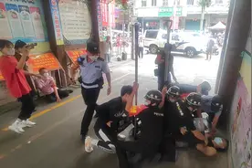 小学防暴演练“歹徒”一秒入戏，扮演者：越真实，锻炼效果越好图片