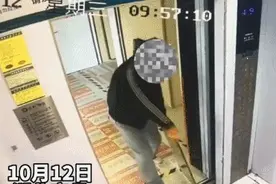 男子用它挡住电梯门，电梯启动时瞬间爆裂图片