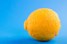 人工智能请创作：“一颗柠檬戴着墨镜在沙滩上休息”图片