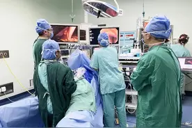 隔着屏幕都痛！通州一大妈误食牙签肠穿孔，潞河医院多科室联动1小时成功取出图片