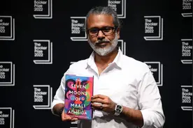 斯里兰卡作家卡鲁纳蒂拉卡获布克奖，英国王后为其颁奖图片