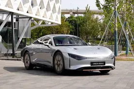 奔驰再放大招！47.5英寸8K巨屏、1202km续航，这台概念车太惊人了图片