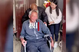 百岁父亲用轮椅推80岁儿子锻炼走红，孙媳妇谈老人长寿秘诀图片