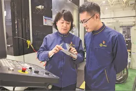 二十大时光丨劳模创新工作室里的二十大时光图片