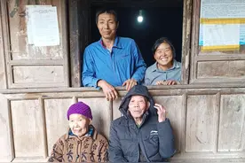 “隔代亲”背后往事：出生不久父母离世，由外公外婆带大，如今还乡尽孝照顾二老图片