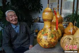 青海西宁：“葫芦爷爷”烙“笔”生花图片