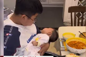 10岁哥哥抱着2个月大妹妹动作娴熟，上学都想带着她图片