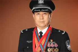 老民警扎根社区17年，50多本笔记写满居民生活琐事图片