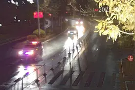 警察开路护送出血孕妇就医，求助者：胎儿保住，母亲平安图片