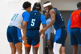 全是微笑！雷霆官方晒球员训练照：我们明天有球图片