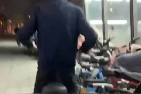 79岁老人每天到地铁口接21岁孙女下班，孙女：爷爷想被需要图片