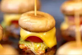 天！巨好吃！一口爆汁！可可爱爱鲜虾口蘑小汉堡图片