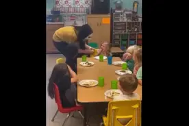 戴面具吓唬“表现差”的小孩，美国托儿所四名员工被指控虐待儿童图片