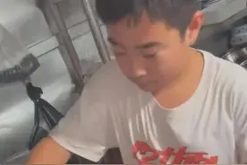 12岁男孩酷爱炒菜动作老练走红 母亲：照顾弟弟饮食起居主动做家务 比一般孩子懂事图片