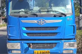 小客车后方挂着一辆自行车遮挡住号牌，司机被罚了图片