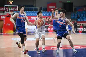 力擒“飞虎”！陈培东关键三分，山东男篮105:92新疆图片