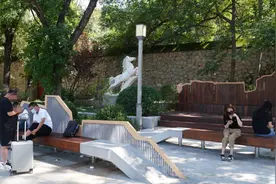 太贴心！颐和园北宫门外，走累的游客有了歇脚处图片