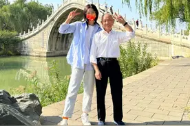 女孩带84岁独居爷爷游中国，爷爷的笑容真的证明了一切图片