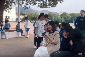 青春的样子！湖南一老师在操场唱歌，学生们围坐聆听图片