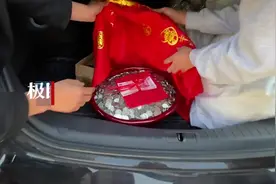 新人结婚朋友送6000枚硬币当礼金：装在红盆中，寓意聚宝盆图片