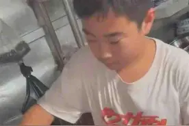 12岁男孩酷爱炒菜动作老练走红，不妨给孩子多一些成长的空间图片