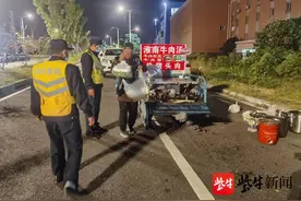 南京栖霞城管开展夜间流动摊点专项整治行动图片