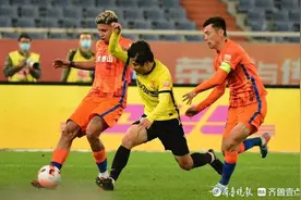 蒿俊闵重返济南奥体中心，和山东泰山队老队友拼抢心情复杂图片