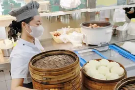 被学生亲切地称为“包子阿姨”，她做的包子累计可铺满77个篮球场图片