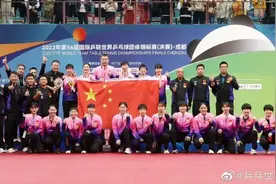 孙颖莎夺冠后给教练戴金牌冲上热搜，她的体能教练是咱池州人图片