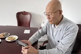 八旬爱国华侨主动为11岁患病男孩兜底治疗费：有能力帮别人是种幸福图片