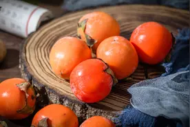 吃柿子禁忌多：酒后不吃皮不吃，不与高蛋白食物同食图片