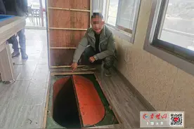 隐秘！船上开多个钓孔，十堰一男子这样钓鱼被抓图片