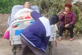 11岁懂事男孩将爸爸的病床推到田边，一边照顾一边打工挣了15元图片