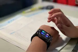 “玩得饭都不吃了”，杭州一位爸爸怒摔“小天才”，可转头又去买了新的图片