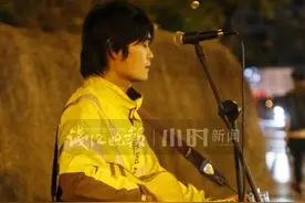 路灯和车灯就是舞台灯，白天骑手晚上歌手，杭州外卖小哥：生活滚烫，自由歌唱图片