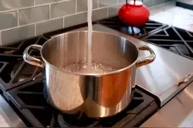 这样烧水当心喝出一身病！爱喝白开水的人，赶紧看看吧图片