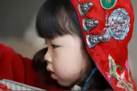 萌娃戴60年前奶奶出生时的铃帽惊艳网友：老一辈的东西值得传承图片