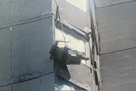 空调室外机脱落4辆车被砸，业主被判赔4万多修车损失图片