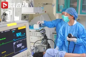 吃完柿子喝酸奶，女子突发肠梗阻！医生：这类人群不宜吃图片