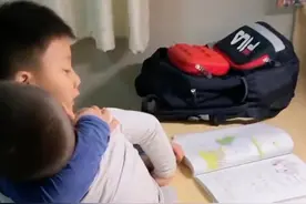 妈妈不在家6岁哥哥抱着熟睡的弟弟学习：感觉儿子一下就长大了图片