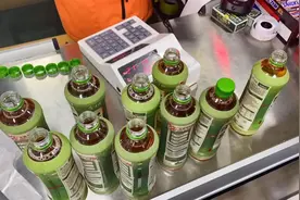 “再来1瓶”可作弊！小伙用手电照瓶盖白拿9瓶饮料，厂家回应图片